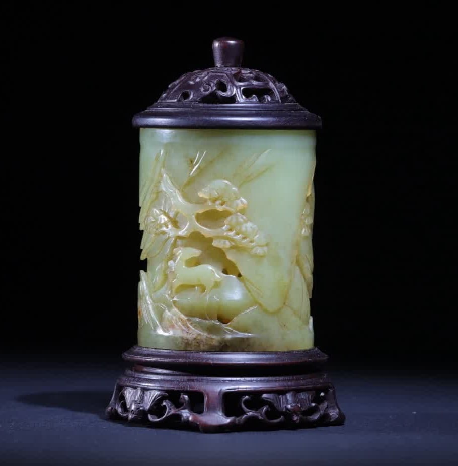 A Qing Dynasty pine deer and spring jade incense tube study elegant ware: Qing Dynasty Songlu Tongchun Jade Incense Tube Study Elegant Ware) This incense tube is taken from Songlu's "Shoulu Shuangquan", the elegant collection of "Wenyun Changlong", and the incense is like