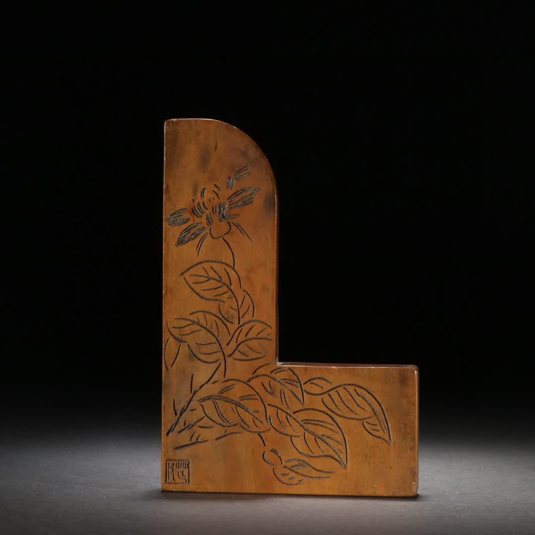 A Qing Dynasty boxwood flower and leaf pattern seal: Qing Dynasty boxwood flower and leaf pattern seal SIZE: H:11.5cm W:8cm W:70g (The Dimensions Of All Batches Are Manually Measured.If You Need More Detailed Information, Please Contact Our Customer
