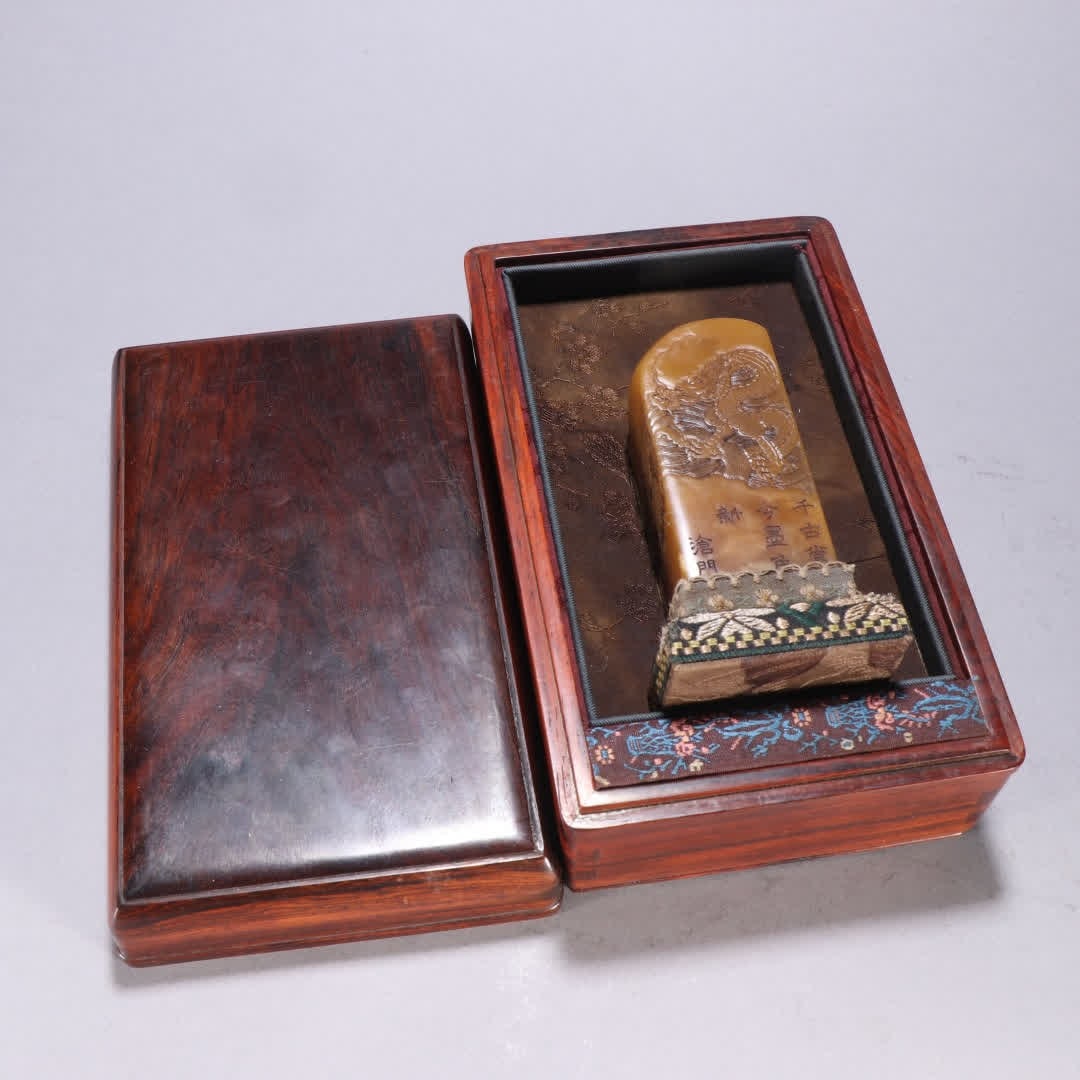 A Qing Dynasty Tian Huangshi seawater dragon pattern seal: Qing Dynasty Tian Huangshi seawater dragon pattern seal SIZE: H:7.1cm W:4cm W:357.1g (The Dimensions Of All Batches Are Manually Measured.If You Need More Detailed Information, Please Contact Our Cust