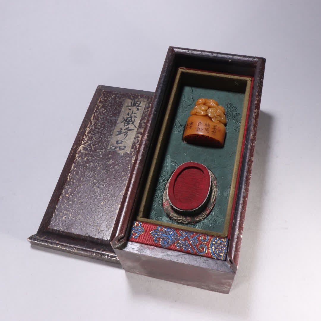 A Qing Dynasty Tian Huangshi Ganoderma lucidum button seal: Qing Dynasty Tian Huangshi Ganoderma lucidum button seal SIZE: H:5.2cm W:4cm W:84g (The Dimensions Of All Batches Are Manually Measured.If You Need More Detailed Information, Please Contact Our