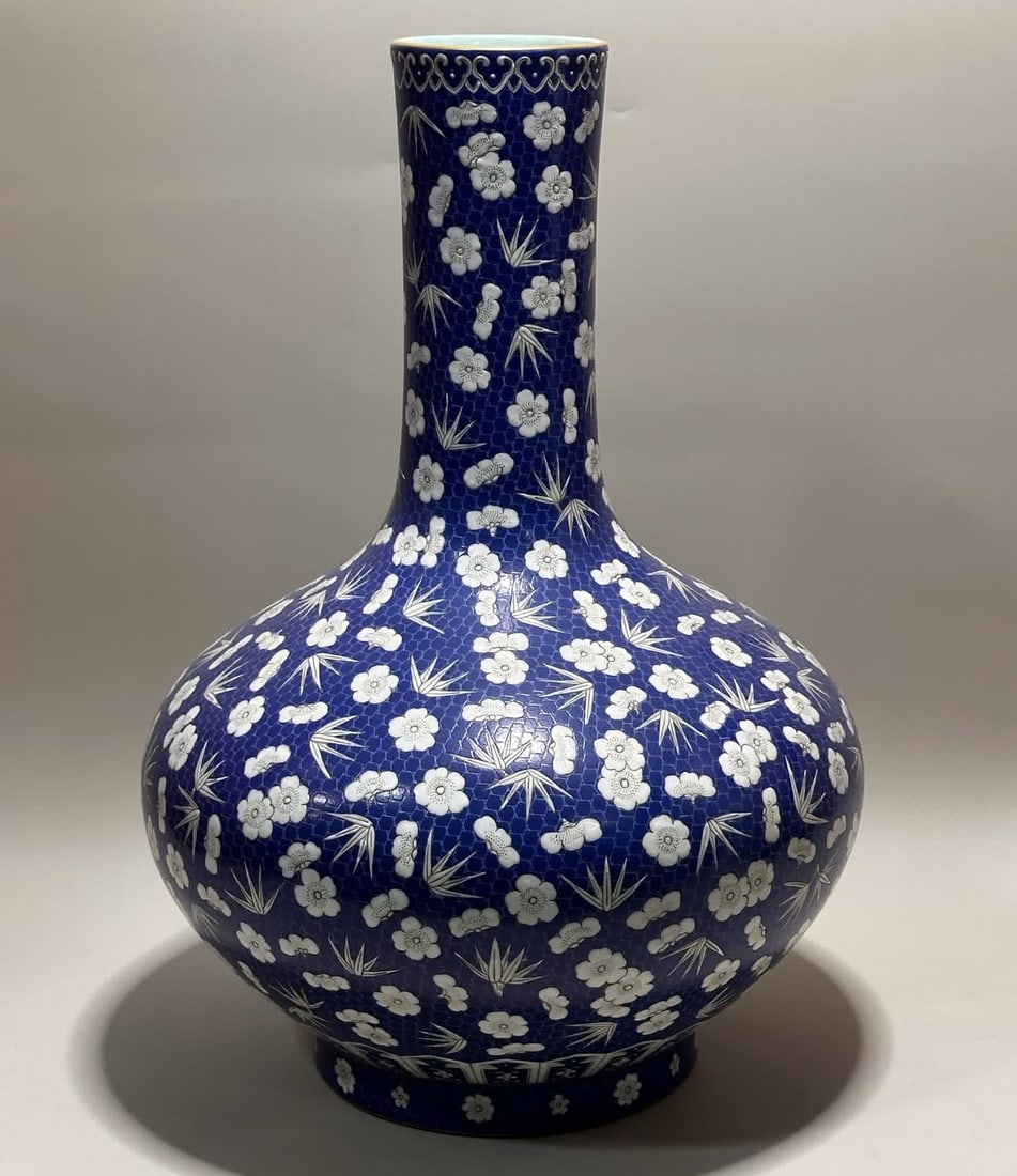 A Qianlong era sapphire blue ice plum flat-bellied heavenly ball bottle: Qianlong year sapphire blue ice plum flat-bellied Tianqiu bottle SIZE: H: 42.7cm MouthD: 8.4cm Belly diameter 29cm Bottom diameter 16.4cm (The Dimensions Of All Batches Are Manually Measured.If You