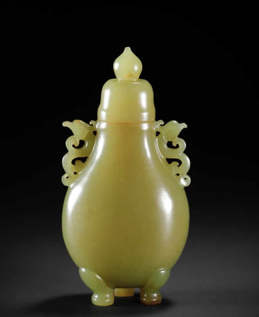 A Qing Dynasty Hetian topaz vase: Qing Dynasty Hetian topaz vase SIZE: 10.5x5.2x2.8cm W:90.7g (The Dimensions Of All Batches Are Manually Measured.If You Need More Detailed Information, Please Contact Our Customer Service Before
