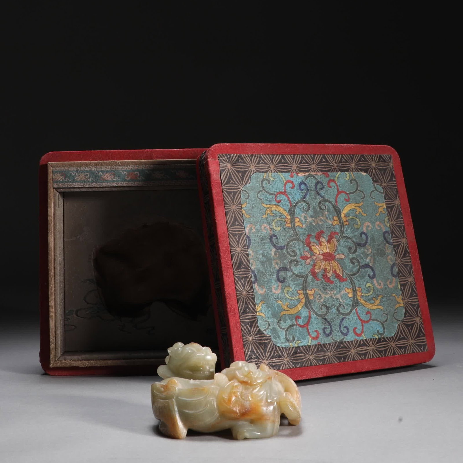 A piece of Qing Dynasty Hetian jade mother beast handle: Qing Dynasty Hetian jade mother beast [Detail] The piece is made of Hetian jade as a material, the color is warm, the round carving of the mother and child beast, the mother beast looks back, the musc