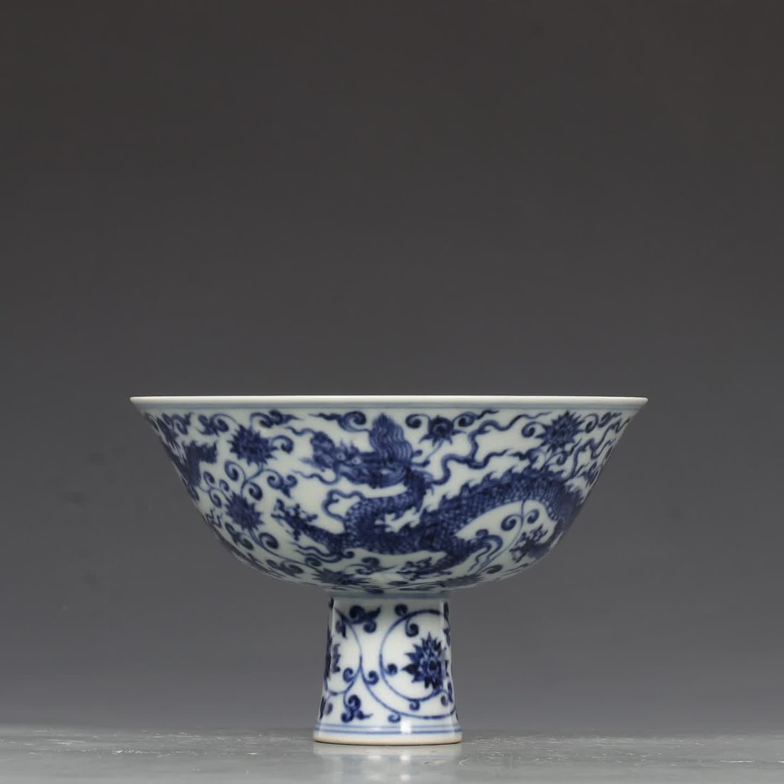 A Ming Dynasty Xuande blue and white entwined lotus dragon pattern goblet: Ming Dynasty Xuande blue and white entwined lotus dragon pattern goblet SIZE: H:10.2cm MouthD:15.3cm (The Dimensions Of All Batches Are Manually Measured.If You Need More Detailed Information, Please 