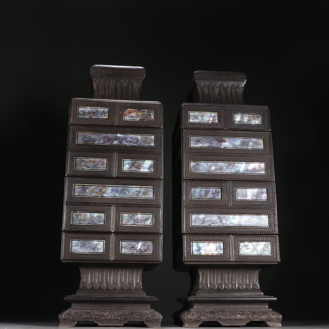 A pair of Qing Dynasty rosewood inlaid snail treasure vases: A pair of treasure vases inlaid with red sandalwood in the Qing Dynasty SIZE: H: 35.5cm W: 12.2cm Single W: 1100g (The Dimensions Of All Batches Are Manually Measured.If You Need More Detailed Informa
