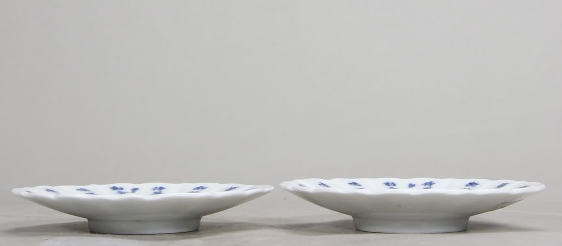 A Qing Dynasty Qianlong blue and white poetry and flower mouth plate: Qing Dynasty Qianlong blue and white poetry flower mouth plate SIZE: D:10.3cm (The Dimensions Of All Batches Are Manually Measured.If You Need More Detailed Information, Please Contact Our Customer Se