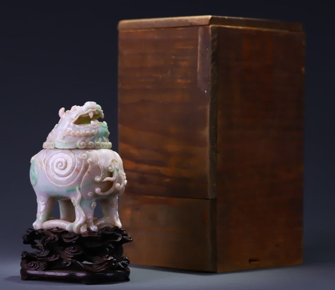 A piece of Qing Dynasty jade Luduan aromatherapy tape: Qing Dynasty jade Luduan aromatherapy This vessel is made of jadeite as a material, the material selection is high, the jade is crystal clear and green, the water head is rich, the color is suitable,