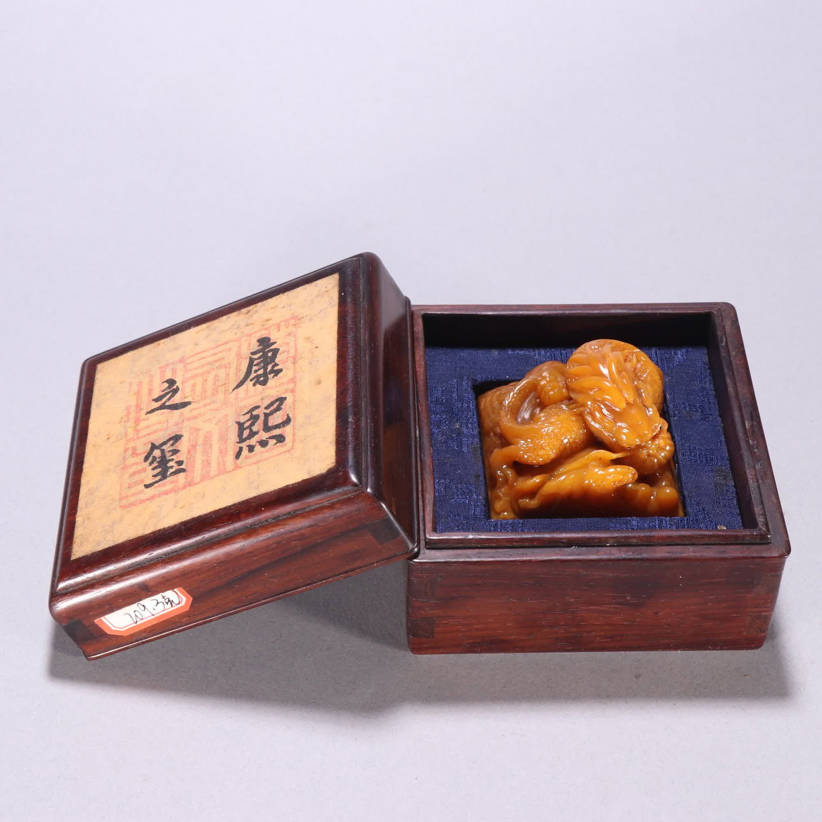 A Qing Dynasty Tian Huang Shilong button seal: Qing Dynasty Tian Huang Shilong button seal SIZE: H:4.5cm W:5.5cm W:210g (The Dimensions Of All Batches Are Manually Measured.If You Need More Detailed Information, Please Contact Our Customer