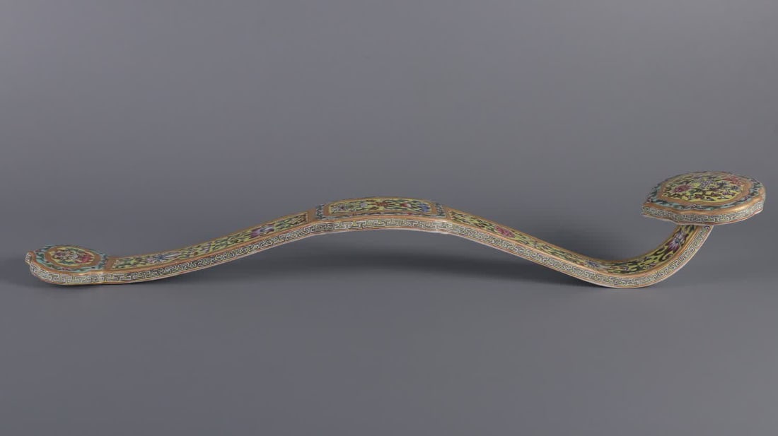 A piece of Qing Dynasty Qianlong year yellow ground pastel passionflower pattern ruyi: Qing Dynasty Qianlong year yellow pastel passionflower pattern ruyi SIZE: H:6cm L:43.5cm W:4.6cm (The Dimensions Of All Batches Are Manually Measured.If You Need More Detailed Information, Please Cont
