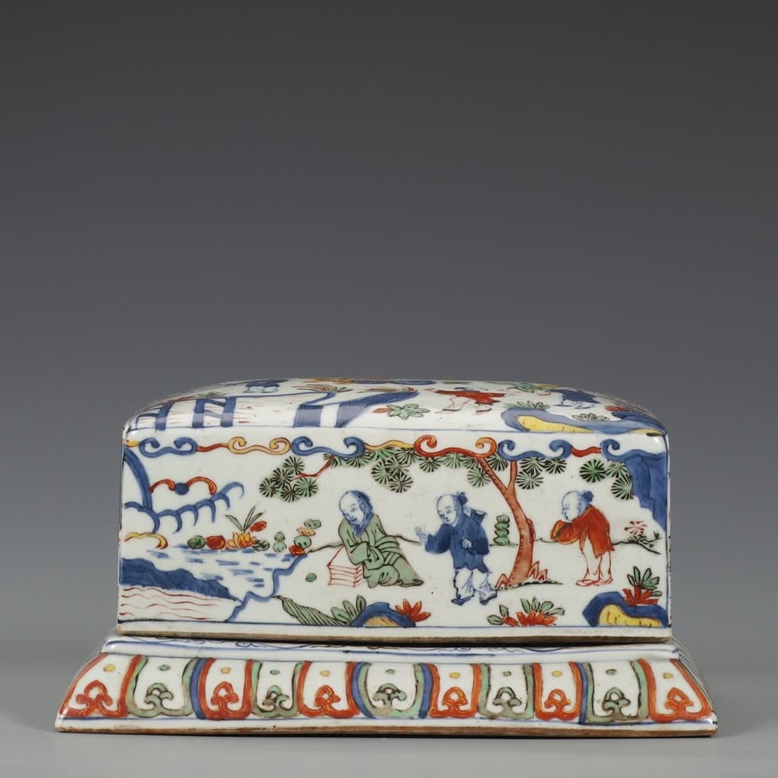 A Ming Dynasty Wanli colorful figure cover box: Ming Dynasty Wanli colorful figure cover box SIZE: H:14.5cm MouthD:19.5cm D:27.2cm (The Dimensions Of All Batches Are Manually Measured.If You Need More Detailed Information, Please Contact Our