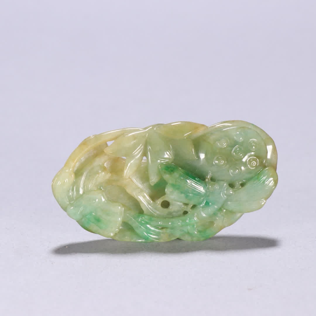 A Qing Dynasty jade lotus pond Qing Dynasty interesting carving: Qing Dynasty jade lotus pond Qing Dynasty interesting carvings SIZE: W:7.1x3.8cm W:46.2g (The Dimensions Of All Batches Are Manually Measured.If You Need More Detailed Information, Please Contact Our