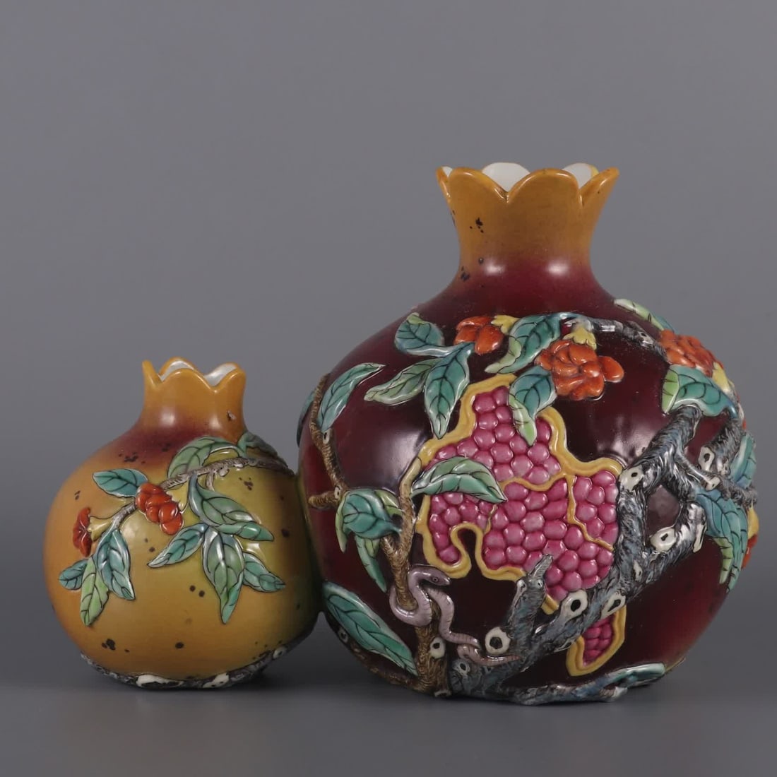 A pastel stacked pomegranate ornament made in the Qianlong period of the Qing Dynasty: Qing Dynasty Qianlong year pastel stacked plastic one-piece pomegranate ornament SIZE: H:13.9cm L:17.5cm W:9.5cm (The Dimensions Of All Batches Are Manually Measured.If You Need More Detailed