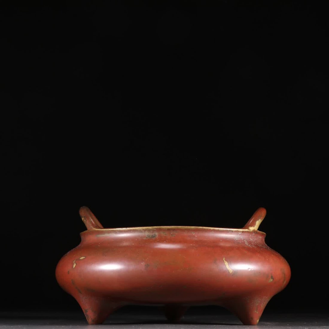 A piece of the Ming Xuande year jujube skin red three-legged copper furnace: Daming Xuande year system jujube skin red three-legged copper furnace SIZE: H:8cm W:16cm W:985.5g (The Dimensions Of All Batches Are Manually Measured.If You Need More Detailed Information, Please Con