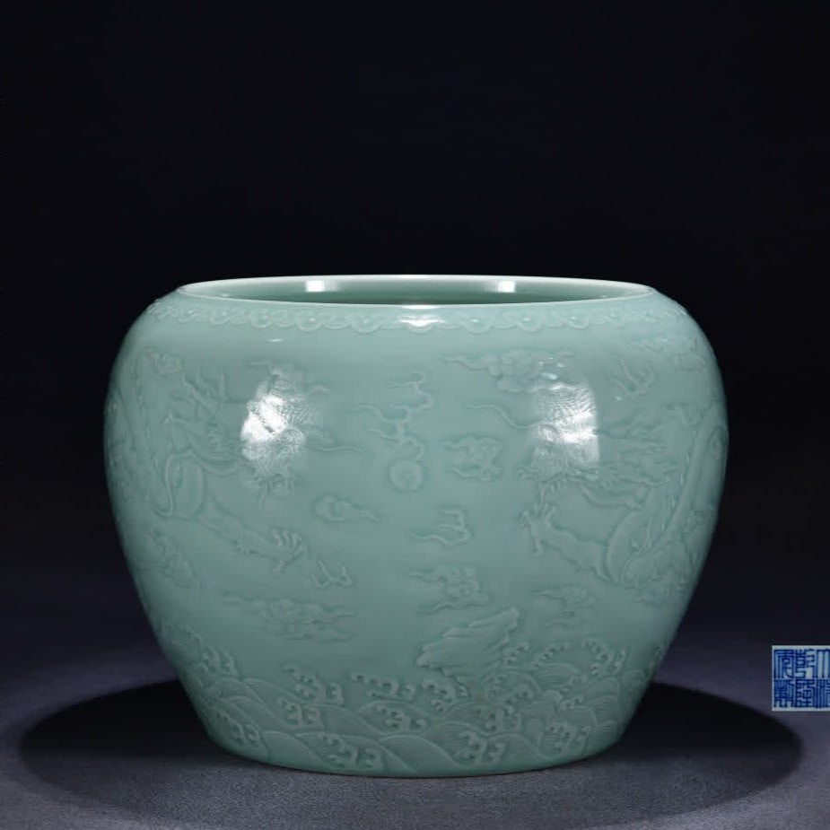 A Qing Dynasty Qianlong celadon carved seawater cloud dragon pattern scroll jar: Qing Dynasty Qianlong celadon carved seawater cloud dragon pattern roll cylinder SIZE: H:26cm W:28cm (The Dimensions Of All Batches Are Manually Measured.If You Need More Detailed Information, Please