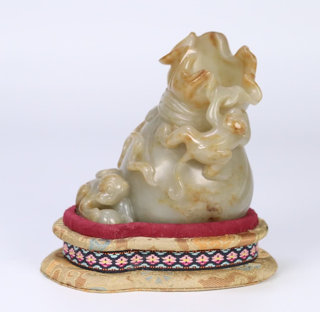 A Qing Dynasty Hetian jade spirit monkey birthday baggage flower arrangement: Qing Dynasty Hetian jade spirit monkey birthday bag flower arrangement SIZE: 10.1x9.6x7.8cm W:441.5g (The Dimensions Of All Batches Are Manually Measured.If You Need More Detailed Information, Please