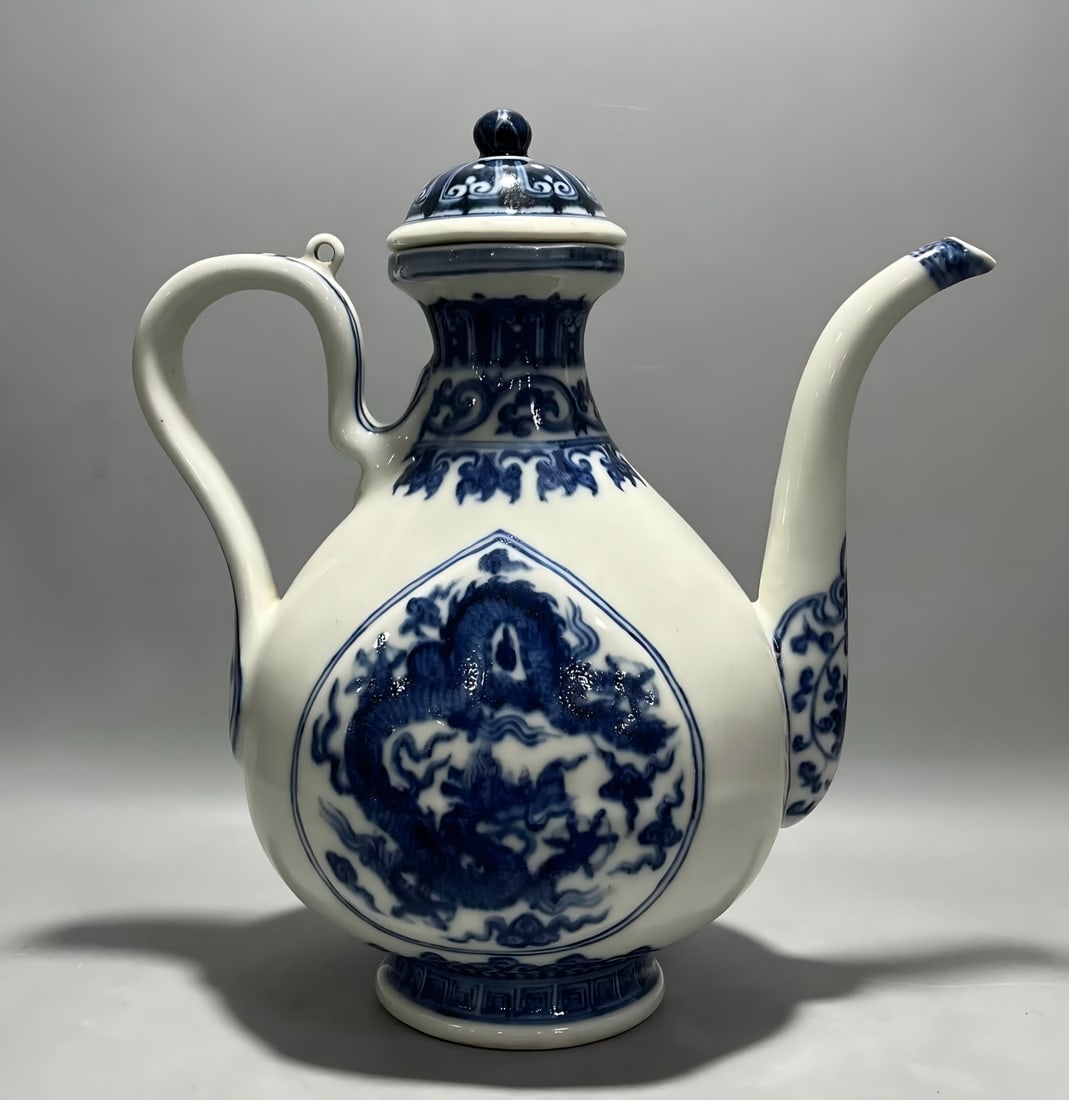 A blue and white dragon pattern pot from the Xuande period of the Ming Dynasty: Ming Dynasty Xuande period blue and white dragon pattern pot SIZE: H: 26cm D: 24cm MouthD: 6.5cm Bottom 8.5cm (The Dimensions Of All Batches Are Manually Measured.If You Need More Detailed