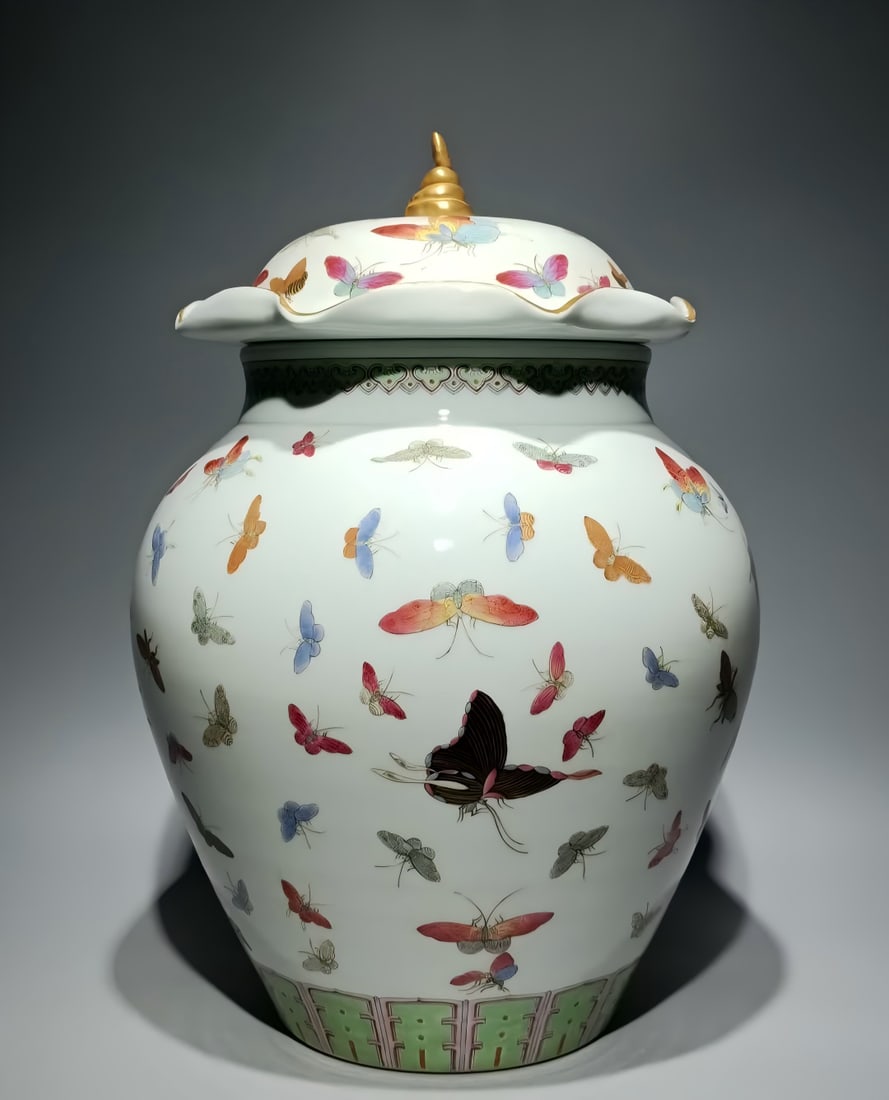 A Qing Dynasty Guangxu pastel Hundred Butterfly General jar: Qing Dynasty Guangxu pastel hundred butterfly general jars SIZE: H:41cm W:28cm (The Dimensions Of All Batches Are Manually Measured.If You Need More Detailed Information, Please Contact Our Customer