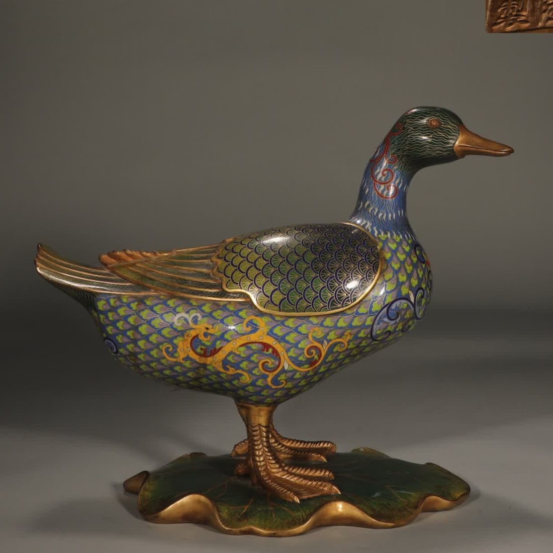 A Qing Dynasty precision cast copper tire cloisonné cloisonné enamel treasure duck ornament: Qing Dynasty Fine Cast Copper Tire Cloisonné Cloisonné Enamel Duck Ornament [Style] Qianlong Year [Details] The copper tire in the collection is cast in the shape of a treasure duck, with a curved