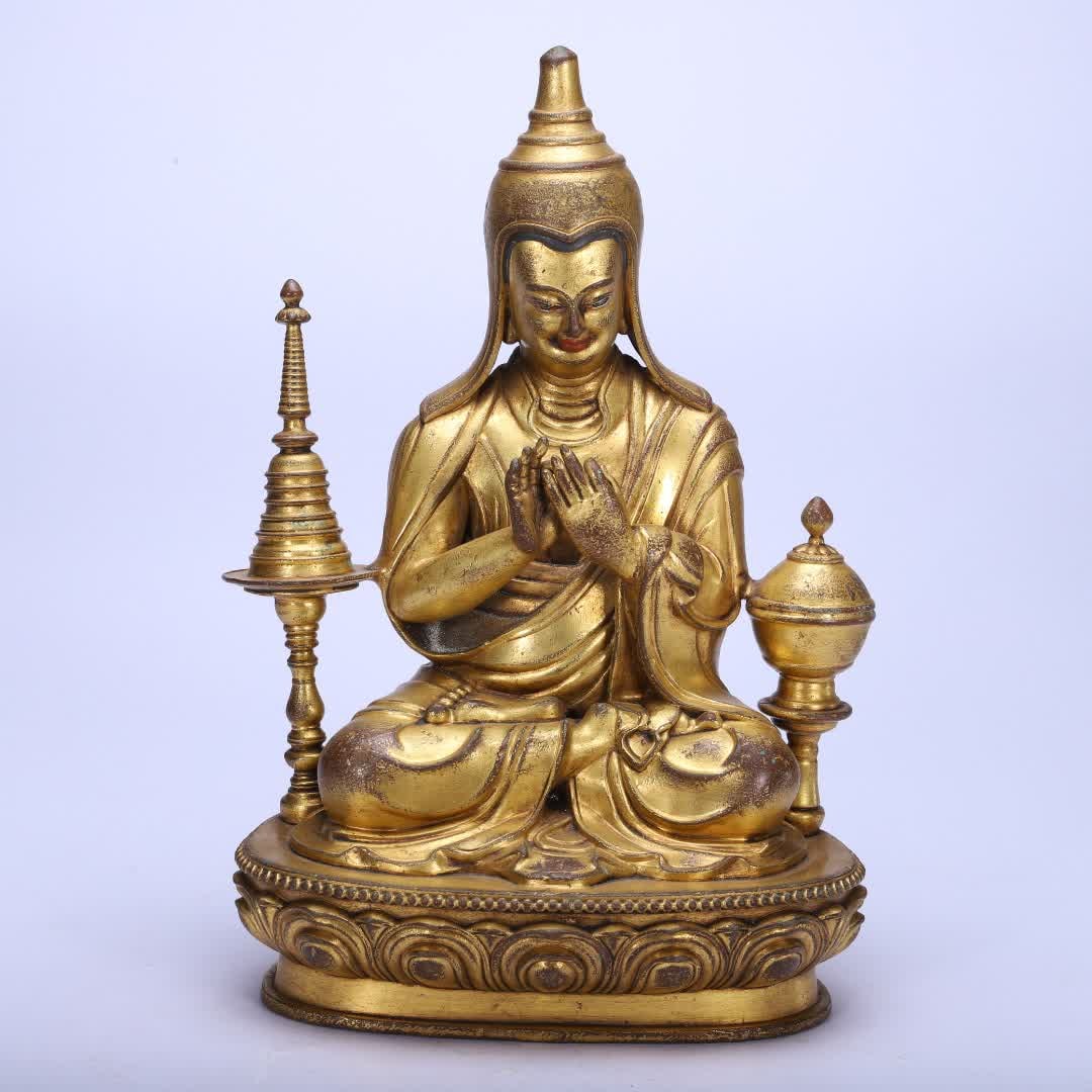 A bronze gilt Buddha statue of the Qing Dynasty: Qing Dynasty copper gilt Buddha statue SIZE: L:15cm W:10cm H:23cm W:1820g (The Dimensions Of All Batches Are Manually Measured.If You Need More Detailed Information, Please Contact Our Customer Servic