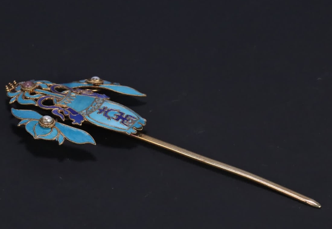 A Qing Dynasty silver gilt c hairpin (1 of 8)