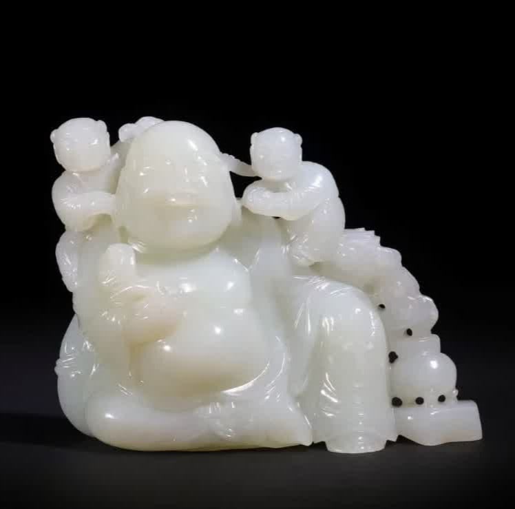 A white jade Maitreya seated statue display vessel in the Qing Dynasty (1 of 9)