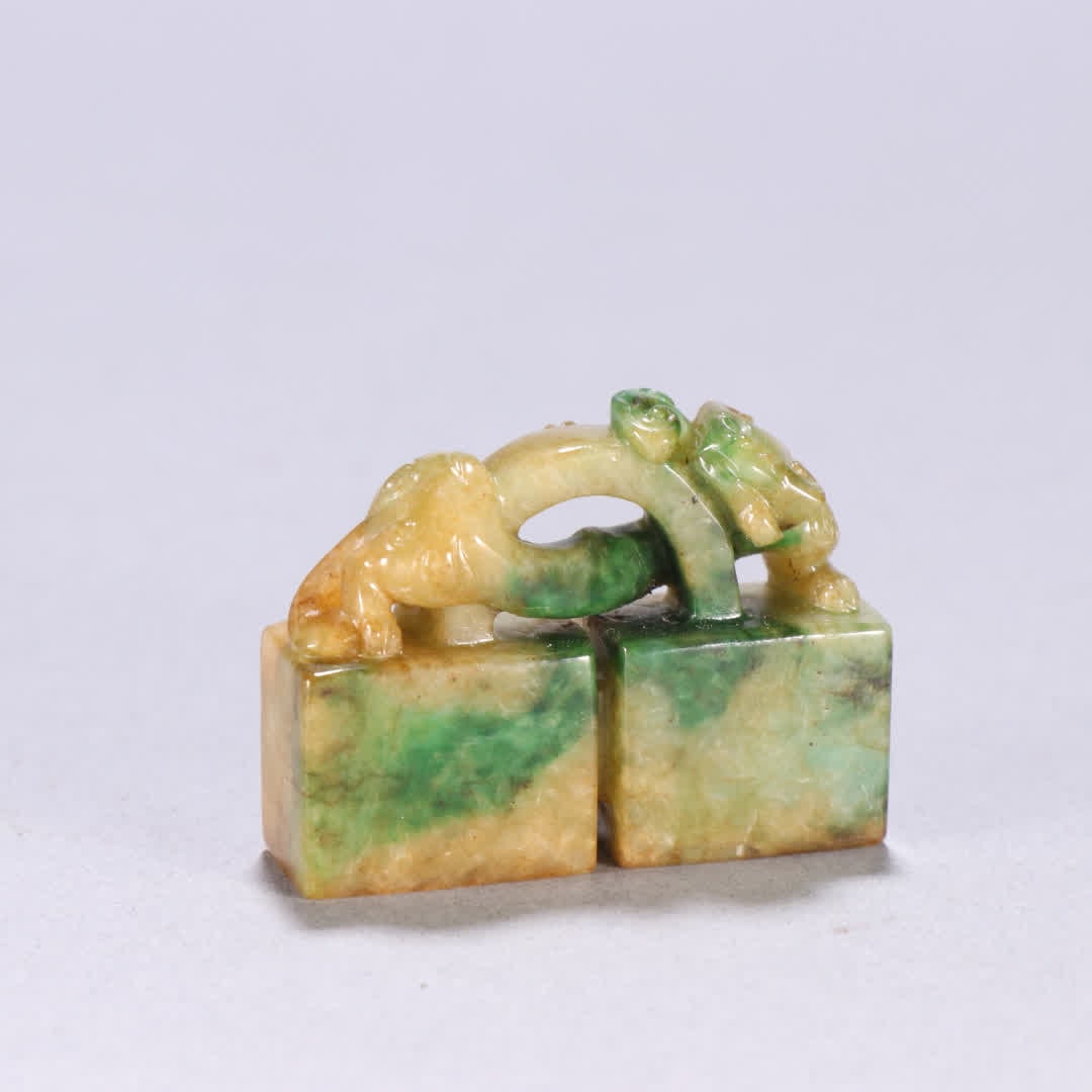 A Qing Dynasty jade dragon button double seal: Qing Dynasty jade dragon button double seal SIZE: H:3.2cm W:4.2cm W:36.5g (The Dimensions Of All Batches Are Manually Measured.If You Need More Detailed Information, Please Contact Our Customer Servic