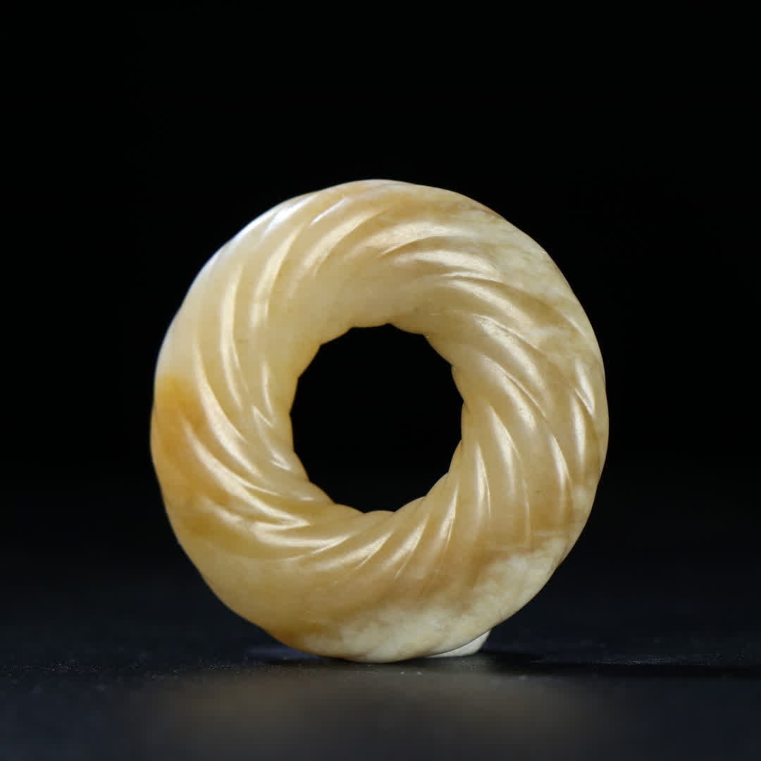 A Ming Dynasty twisted silk jade pendant - 2