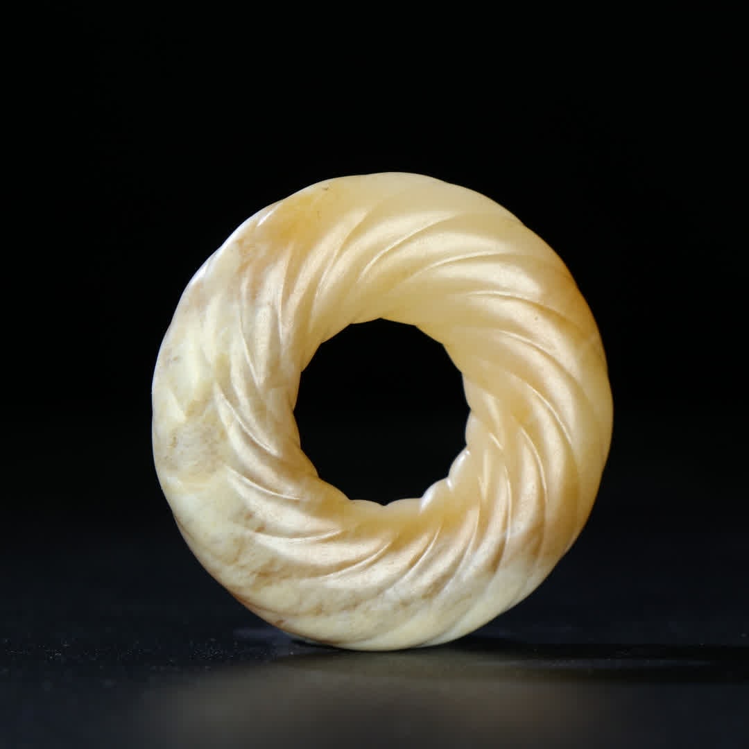 A Ming Dynasty twisted silk jade pendant - 3