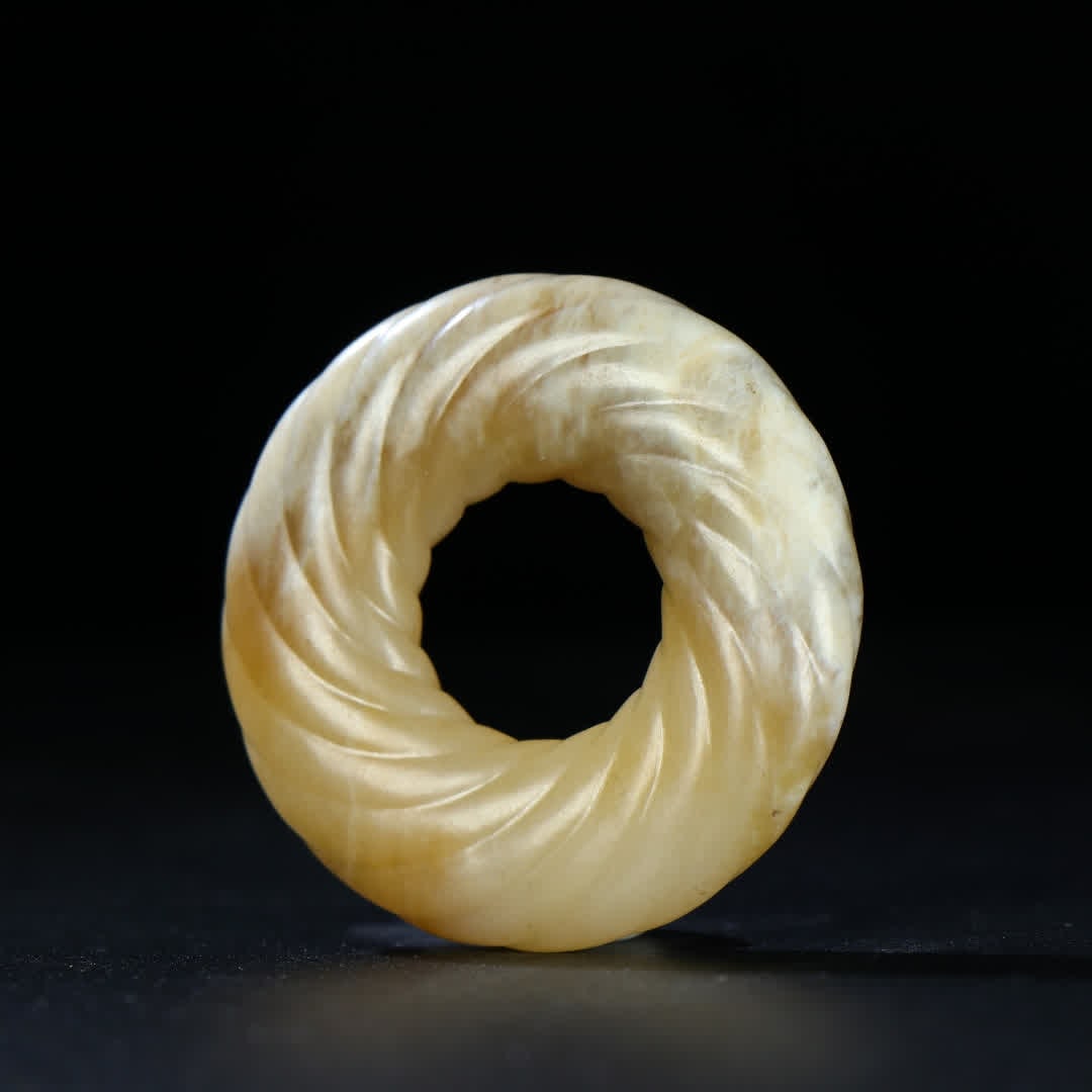 A Ming Dynasty twisted silk jade pendant - 4