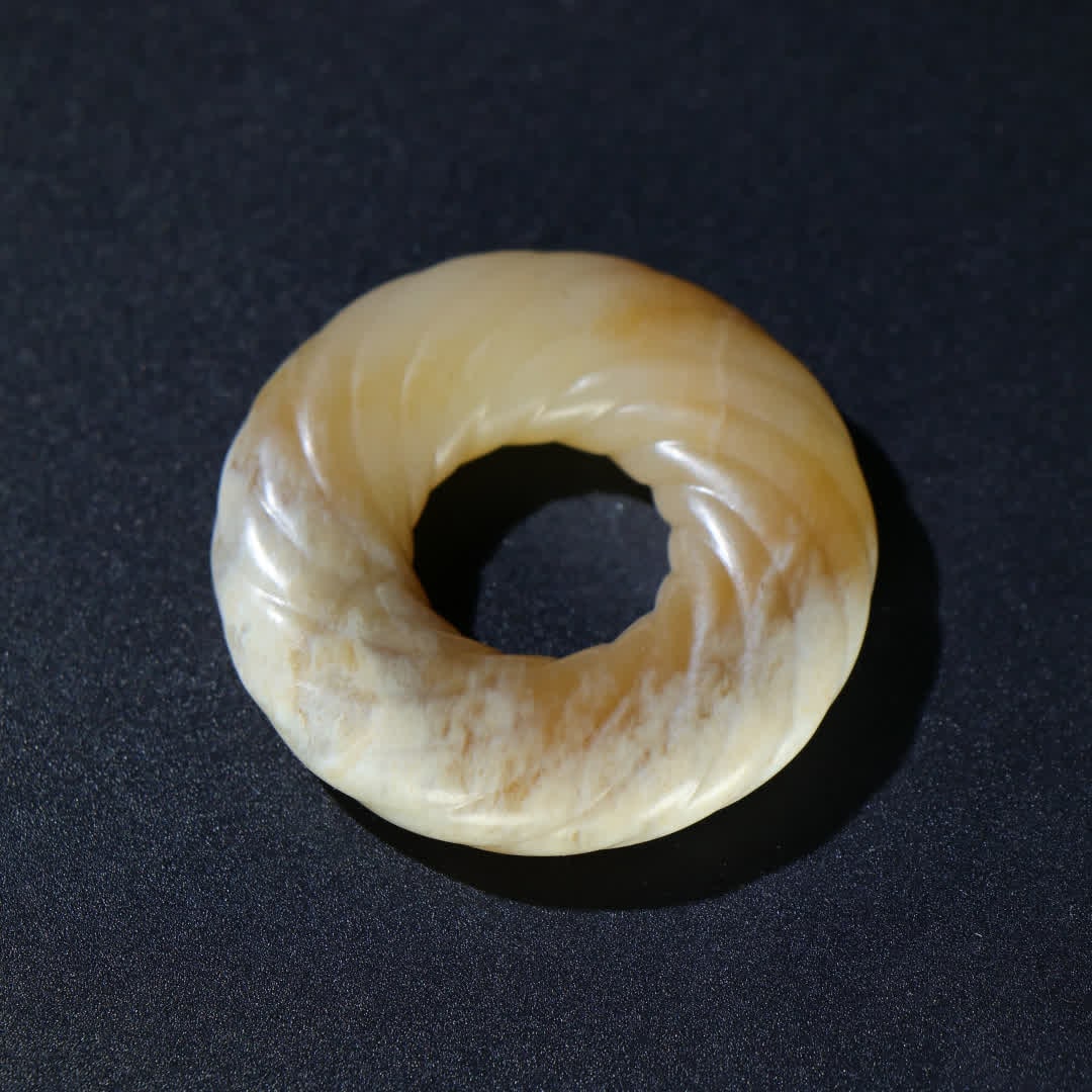 A Ming Dynasty twisted silk jade pendant - 5