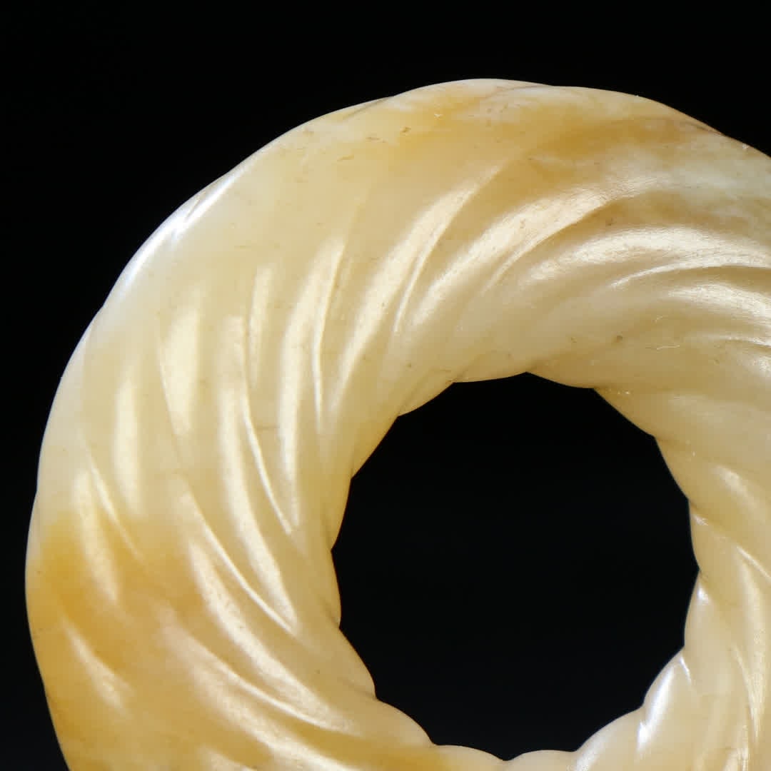 A Ming Dynasty twisted silk jade pendant - 6