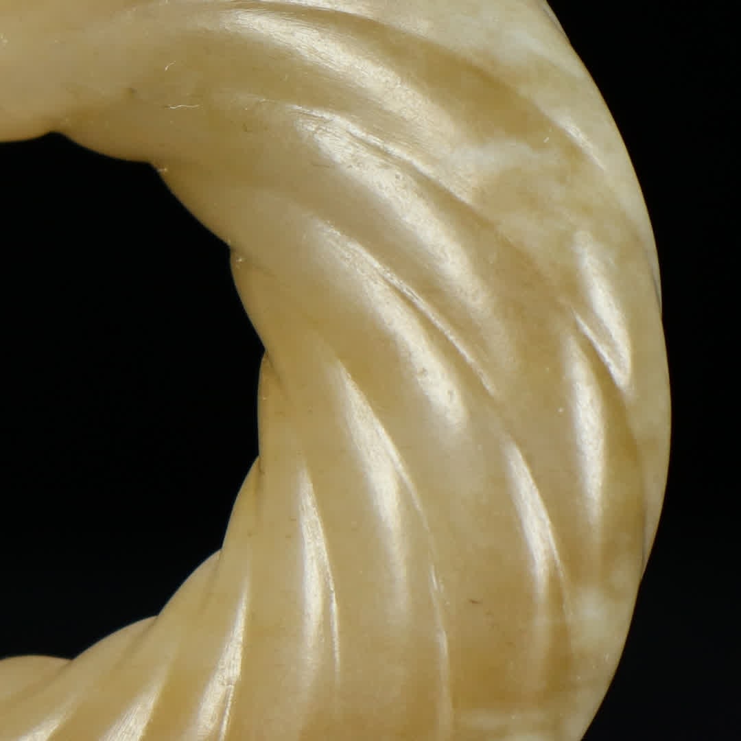 A Ming Dynasty twisted silk jade pendant - 7