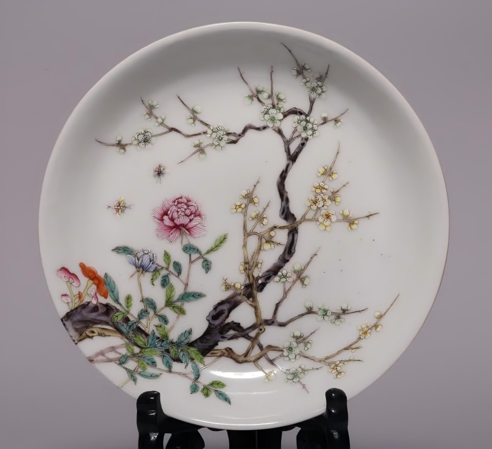 A Qing Dynasty Yongzheng pastel flower butterfly pattern over the wall plate (1 of 9)