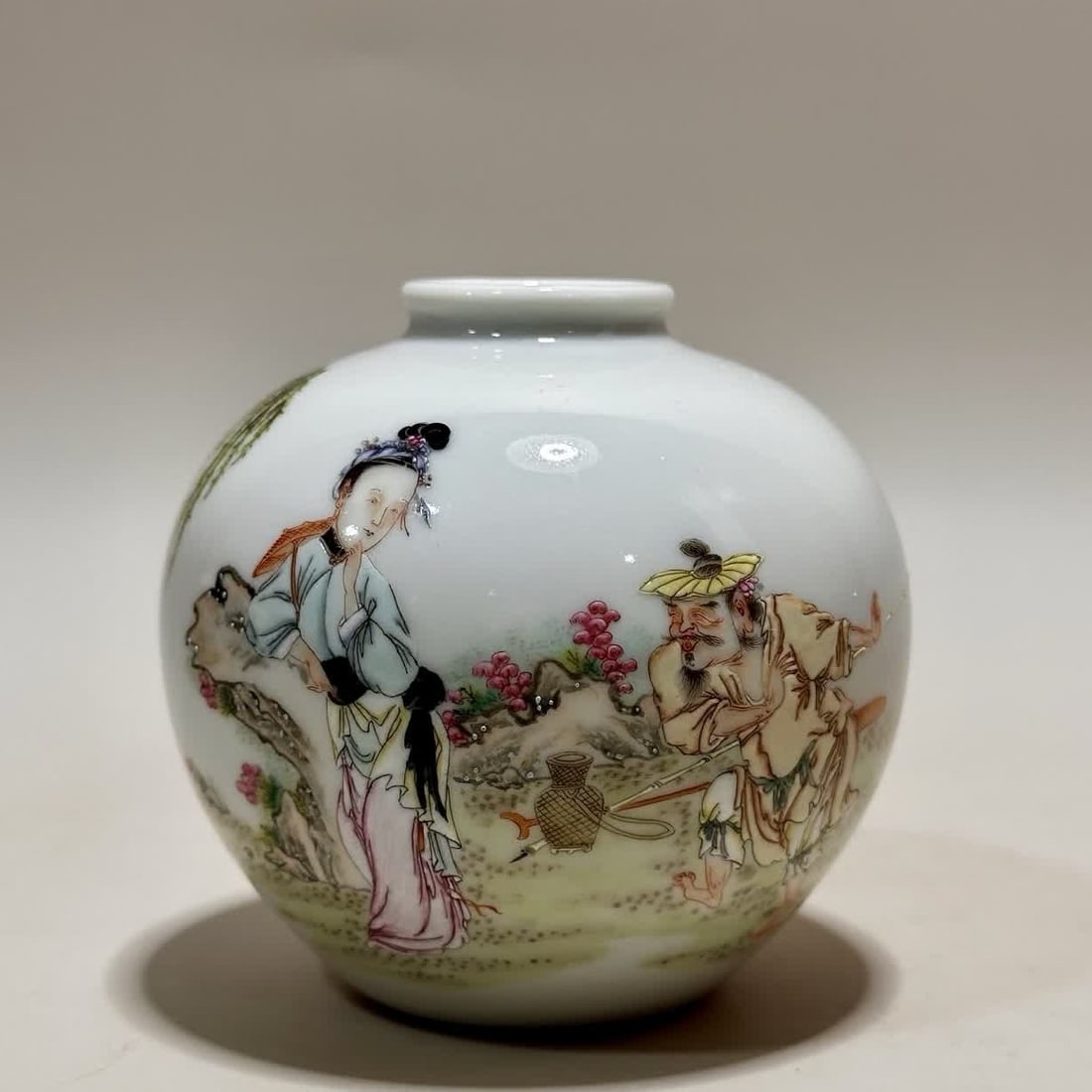 A small jar of pastel character stories made in the Yongzheng era of the Qing Dynasty: The Yongzheng year of the Qing Dynasty pastel character story pot SIZE: H: 8.3cm MouthD: 3.3cm Belly diameter 9cm Bottom diameter 4.1cm (The Dimensions Of All Batches Are Manually Measured.If You