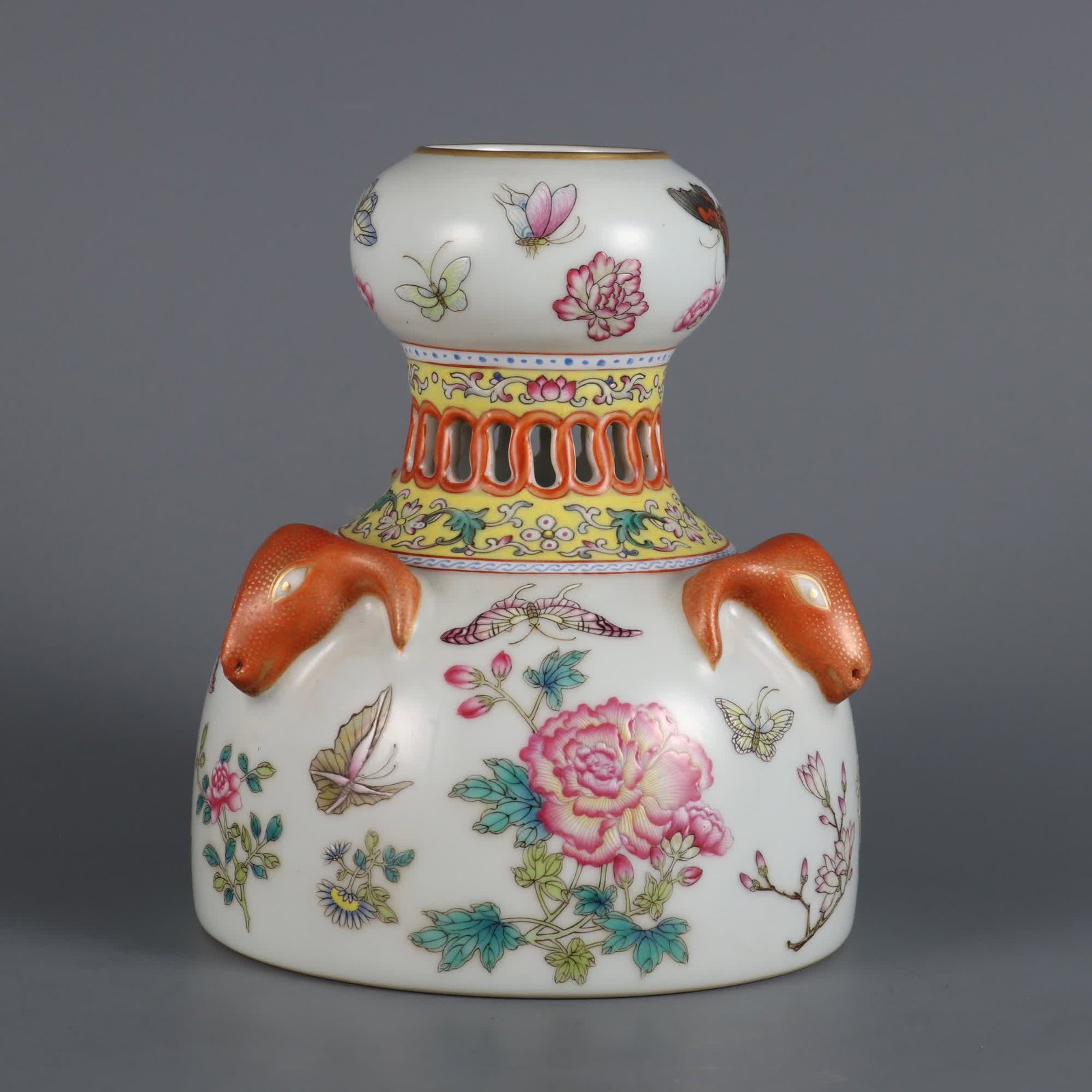A pastel butterfly love pattern hollow sheep's head statue made in the Qianlong period of the Qing: Qing Dynasty Qianlong year pastel butterfly love pattern hollow sheep head statue SIZE: H: 15cm Belly diameter 12cm (The Dimensions Of All Batches Are Manually Measured.If You Need More Detailed Infor