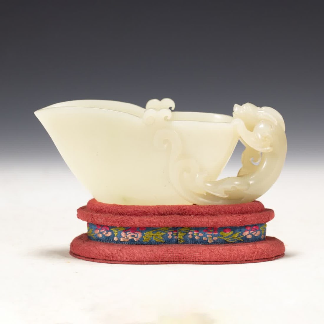 A Qing Dynasty Hetian jade dragon ear cup: Qing Dynasty Hetian jade dragon ear cup SIZE: L:12.5cm W:4.8cm H:7.5cm W:200g (The Dimensions Of All Batches Are Manually Measured.If You Need More Detailed Information, Please Contact Our Customer