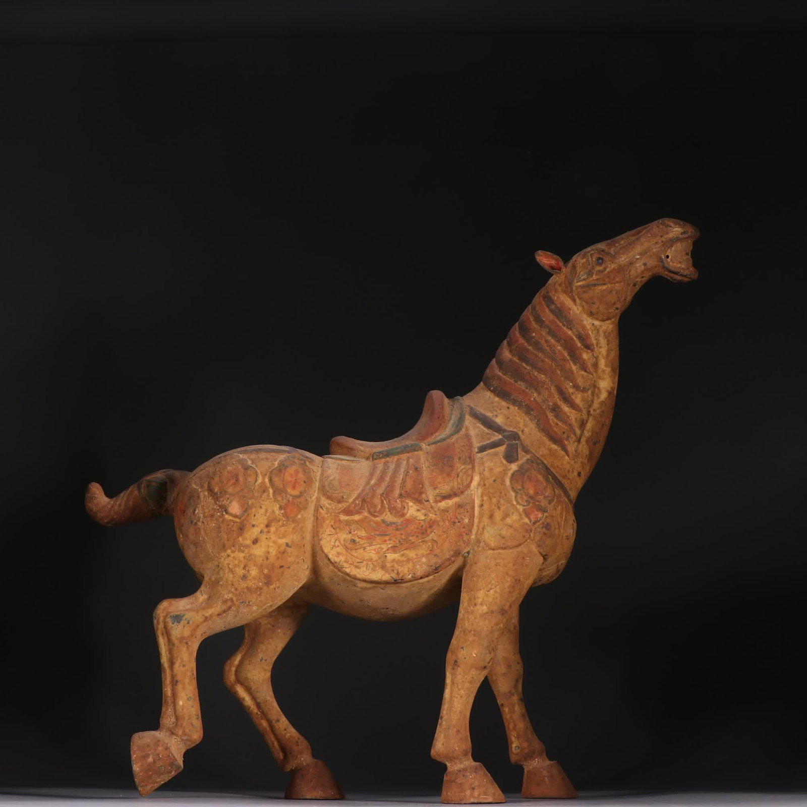 A Qing Dynasty copper tire painted horse ornament: Qing Dynasty copper tire painted horse ornament SIZE: H:30cm W:33cm W:974.9g (The Dimensions Of All Batches Are Manually Measured.If You Need More Detailed Information, Please Contact Our Customer