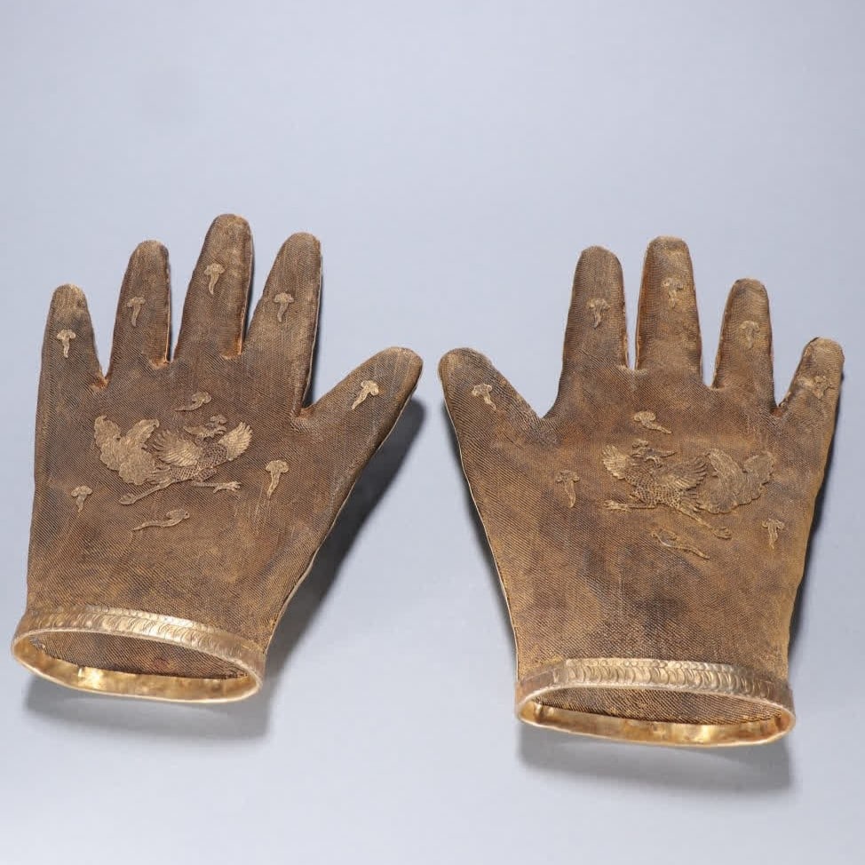 A pair of Tang silver gilt cloisonné phoenix pattern gloves: Tang A pair of silver gilt cloisonné phoenix pattern gloves SIZE: L: 24cm W: 16.3cm Total W: 502.3g (The Dimensions Of All Batches Are Manually Measured.If You Need More Detailed Information, Please