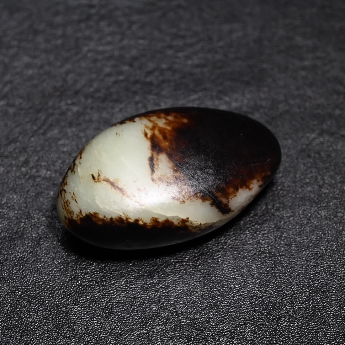 A piece of Hetian jade seed material black skin rough: Hetian jade seed material black skin rough SIZE: W:96g (The Dimensions Of All Batches Are Manually Measured.If You Need More Detailed Information, Please Contact Our Customer Service Before Bidding.)