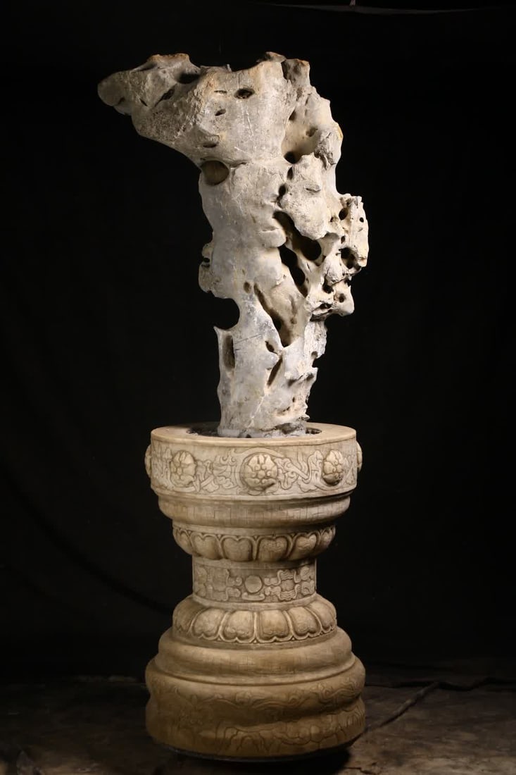 A Qing Dynasty Taihu Lake stone hall ornament (1 of 9)
