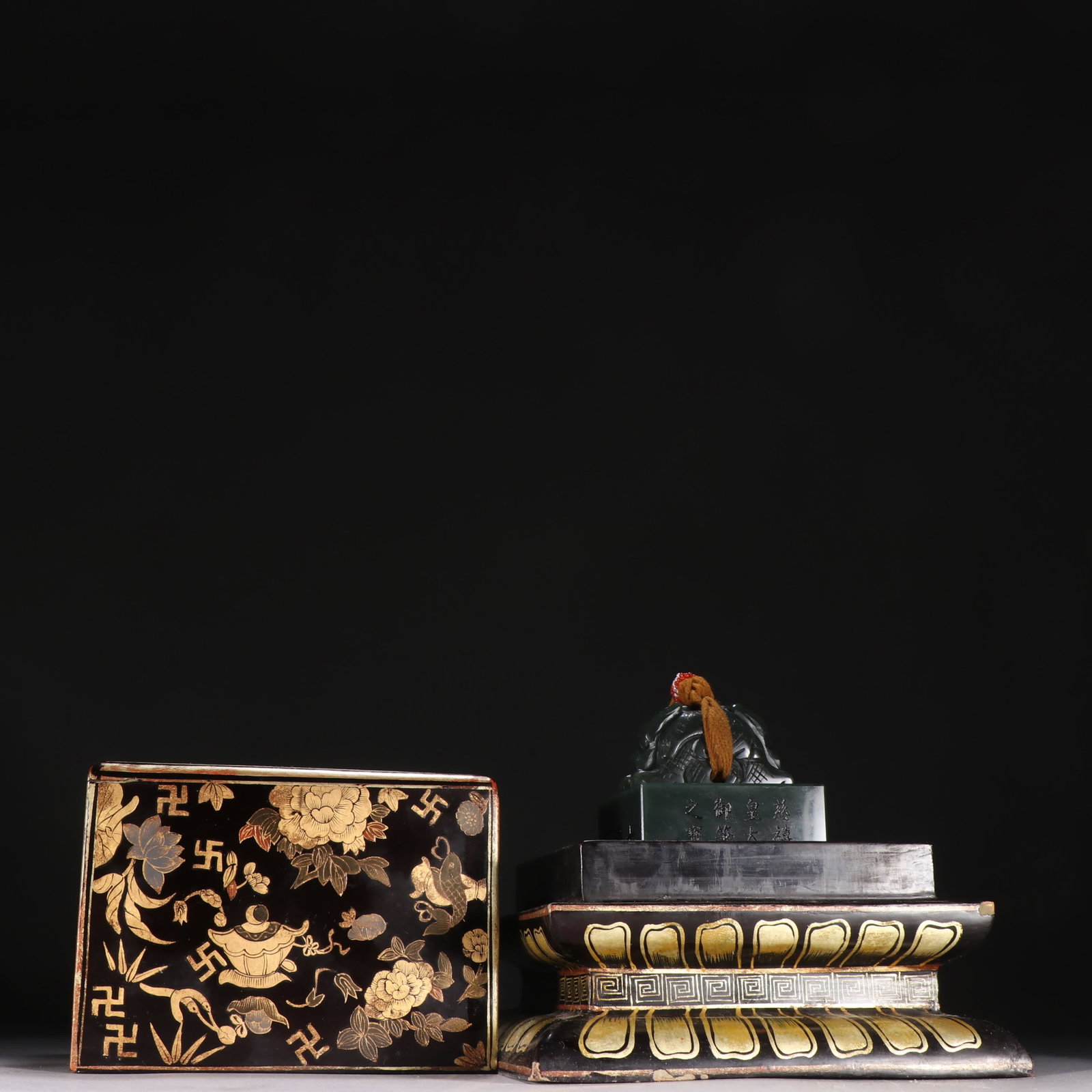 A Qing Dynasty jasper dragon button seal: Qing Dynasty jasper dragon button seal SIZE: H:6.3cm W:6.1cm W:488.1g (The Dimensions Of All Batches Are Manually Measured.If You Need More Detailed Information, Please Contact Our Customer Service Be