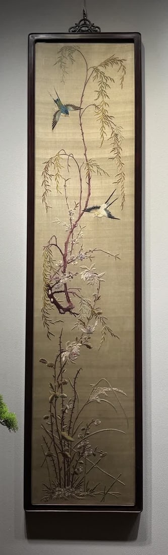 A picture of the spring breeze of the Republic of China Cantonese embroidered willow swallow: Republic of China Cantonese embroidery willow swallow spring breeze picture SIZE: 134x32.5cm (The Dimensions Of All Batches Are Manually Measured.If You Need More Detailed Information, Please Contact