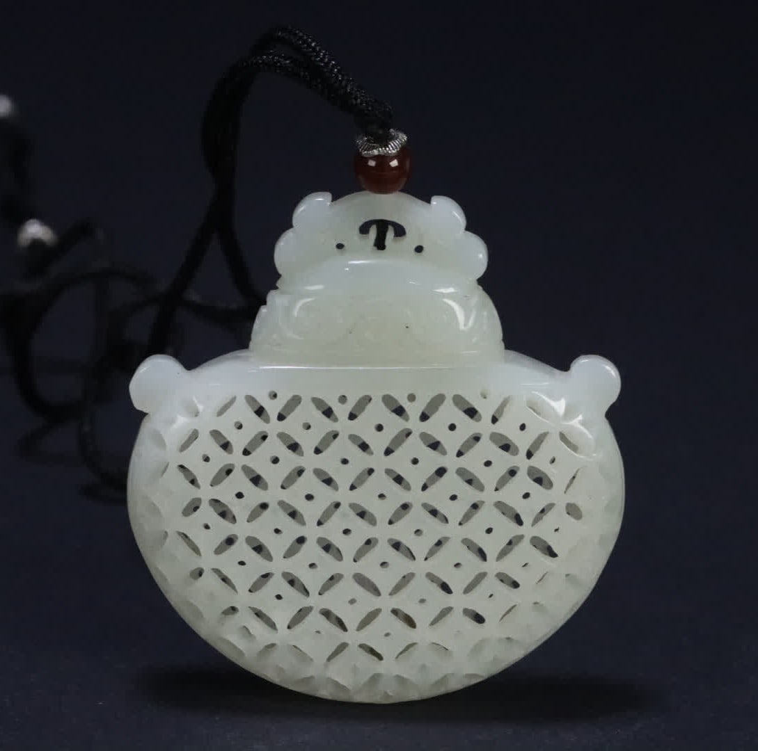 A late Qing Dynasty Hetian jade carved copper coin pattern sachet: Late Qing Dynasty Hetian jade carved copper coin pattern sachet SIZE: 5.63x5.41cm W:31.5g (The Dimensions Of All Batches Are Manually Measured.If You Need More Detailed Information, Please Contact