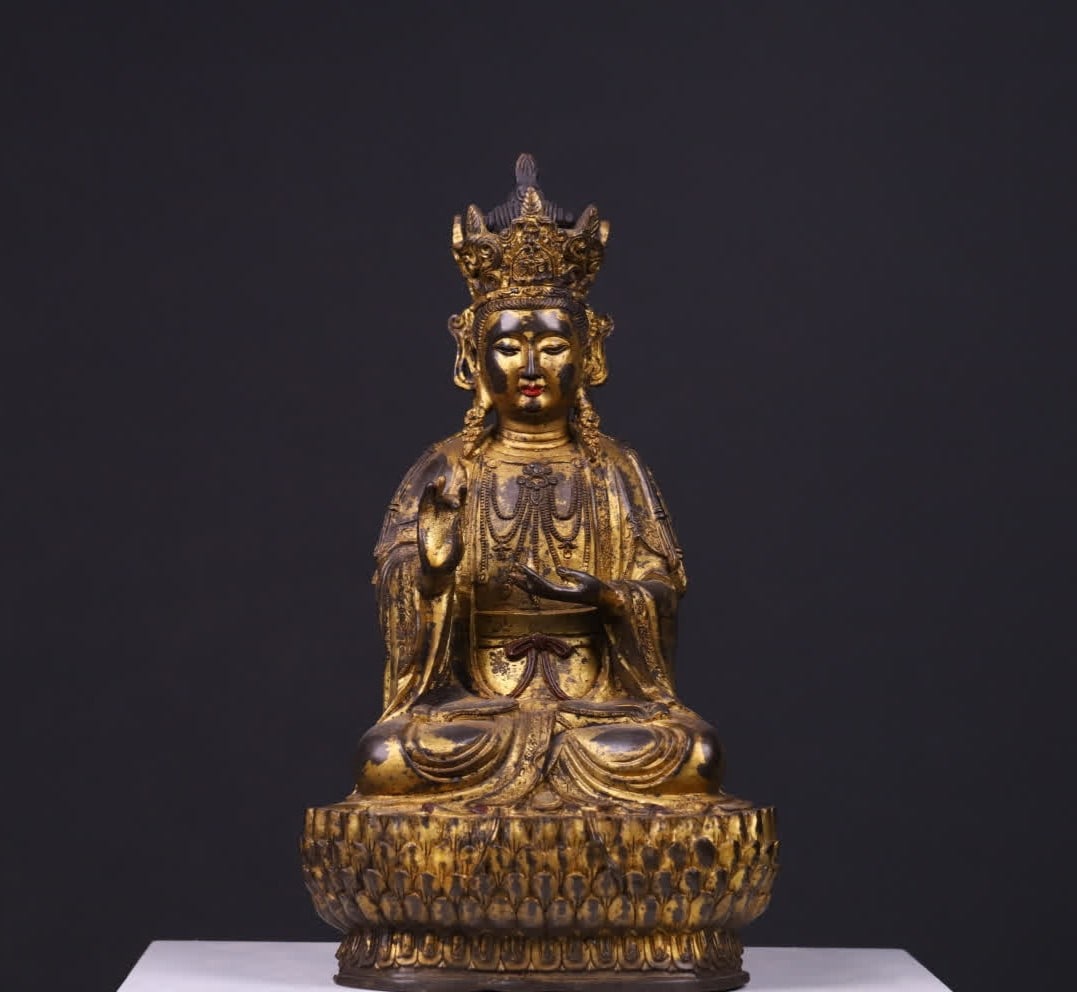 A seated statue of Guanyin Bodhisattva in copper lacquered gold in the Ming Dynasty (1 of 9)