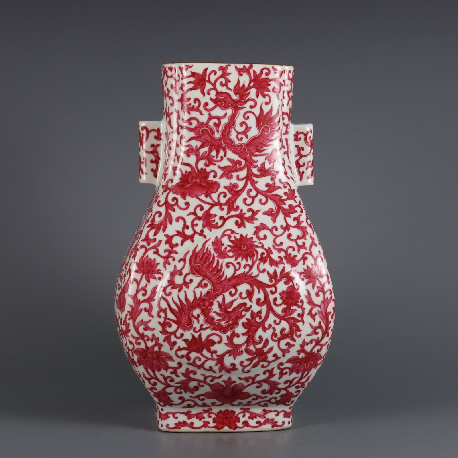 A Qing Dynasty Qianlong year carmine red color Kuifeng piercing flowers through the ears square: Qing Dynasty Qianlong year carmine red color Kuifeng piercing flowers through the ears square bottle SIZE: H: 30.5cm Belly diameter 17cm MouthD: 11cm (The Dimensions Of All Batches Are Manually
