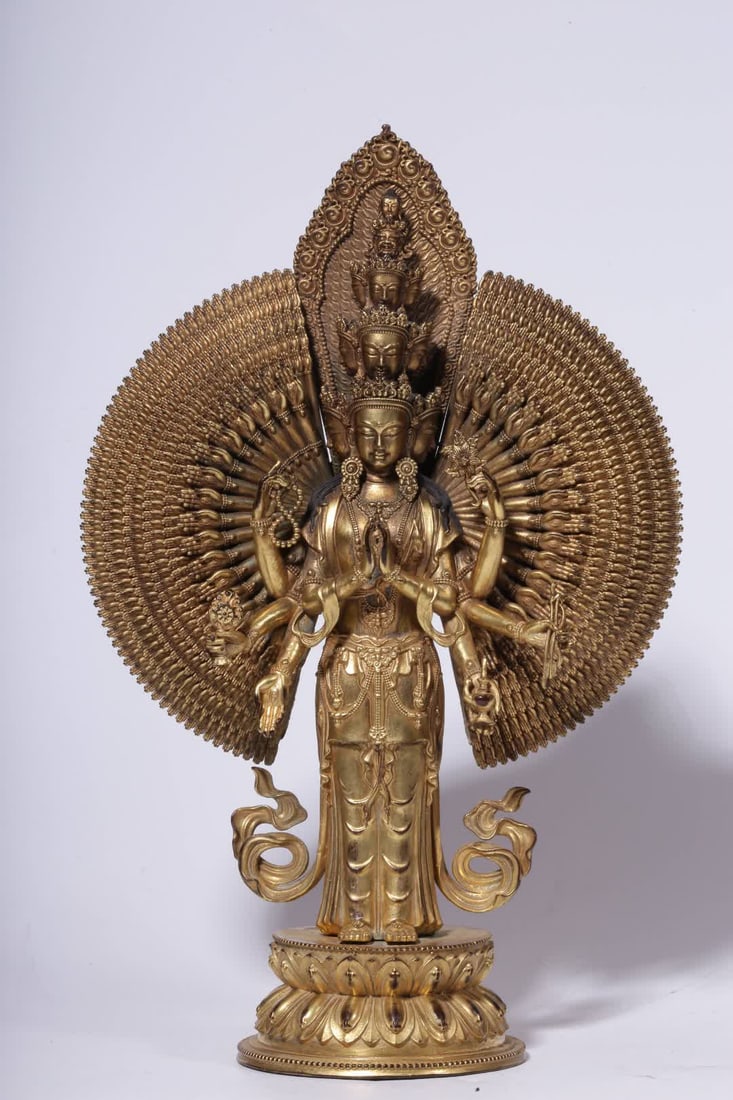 A Qing Dynasty bronze gilt thousand-handed Guanyin statue: Qing Dynasty copper gilt thousand-handed Guanyin statue SIZE: H:23cm L:15cm W:7cm W:1170g (The Dimensions Of All Batches Are Manually Measured.If You Need More Detailed Information, Please Contact
