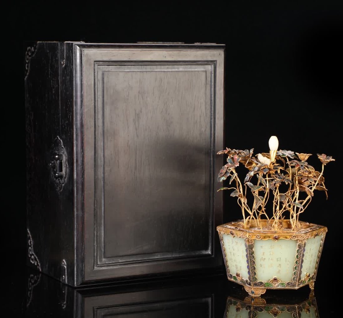A Qing Dynasty Hetian jade bonsai: Qing Dynasty Hetian jade bonsai is inlaid with Hetian jade using silver flowing gold brushing process, and the oil-based jade is delicate and smooth, and the collection value is extremely high SIZE: W