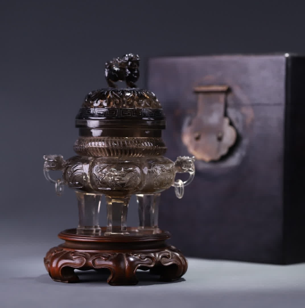 A Qing Dynasty tea crystal auspicious beast button three-legged smoker (1 of 10)