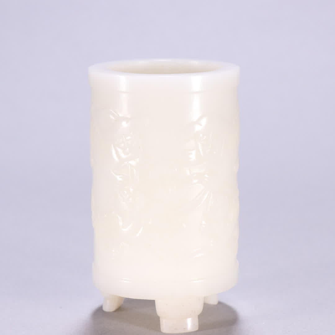 A Qing Dynasty Hetian jade lion play pen holder: Qing Dynasty Hetian jade lion play pen holder SIZE: H:8.5cm W:5cm W:198.5g (The Dimensions Of All Batches Are Manually Measured.If You Need More Detailed Information, Please Contact Our Customer Servi