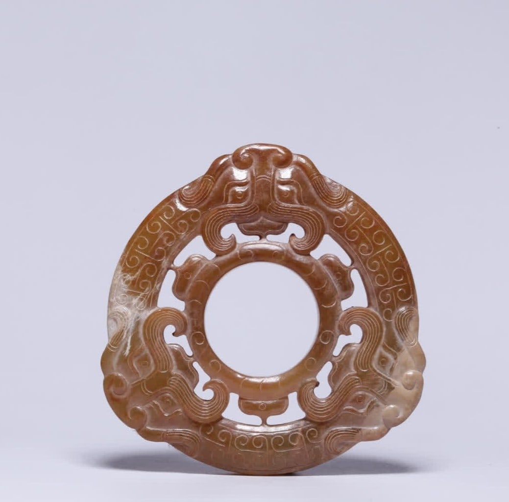 A piece of Hetian jade hollow milk skin seeps out of the profile: The hollow milk skin of Han Hetian jade seeps out of the wall SIZE: D:6.7cm T:1.1cm W:72.8g (The Dimensions Of All Batches Are Manually Measured.If You Need More Detailed Information, Please Contact O